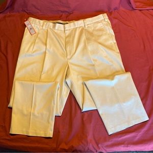 Men’s Dockers pleated Classic Fit Khaki Pants New With Tags Size 40x30